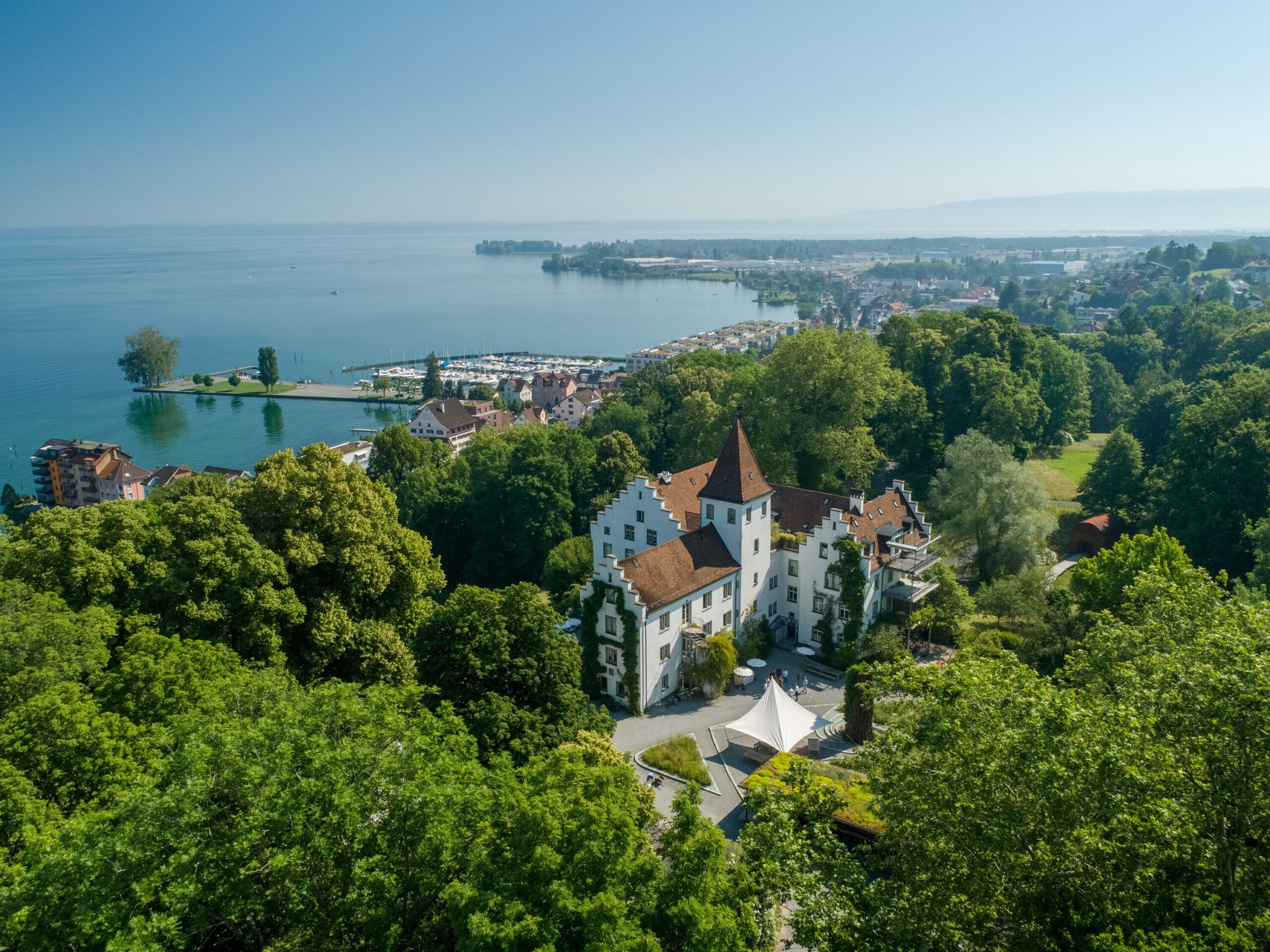 Schloss Wartegg Aussenansicht mit Bodensee im Hintergrund